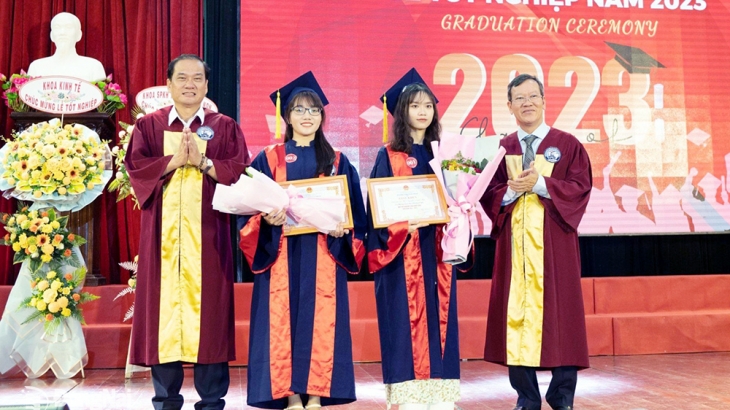 Gần 1 ngàn tân cử nhân Trường đại học Đồng Nai nhận bằng tốt nghiệp