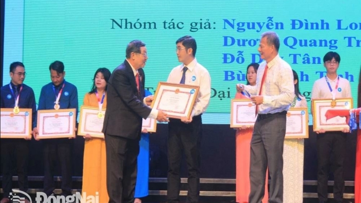 TS, Nguyễn Đình Long, Trưởng Bộ môn Điện-Điện tử  cùng nhóm nghiên cứu đạt giải Nhất tại Hội thi sáng tạo kỹ thuật 2023